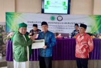 KH M Cholil Nafis (tengah) saat menghadiri sosialisasi khutbah Islam Wasathiyah yang digelar MUI Garut (salamnews.id/istimewa)