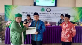 KH M Cholil Nafis (tengah) saat menghadiri sosialisasi khutbah Islam Wasathiyah yang digelar MUI Garut (salamnews.id/istimewa)