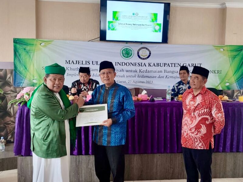 KH M Cholil Nafis (tengah) saat menghadiri sosialisasi khutbah Islam Wasathiyah yang digelar MUI Garut (salamnews.id/istimewa)