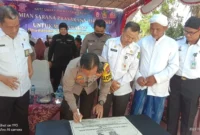 Kapolres Sumenep AKBP Edo Setya Kentriko saat meresmikan pembangunan sumur bor di Desa Basoka, Rubaru (salamnews.id/wardi)