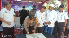 Kapolres Sumenep AKBP Edo Setya Kentriko saat meresmikan pembangunan sumur bor di Desa Basoka, Rubaru (salamnews.id/wardi)