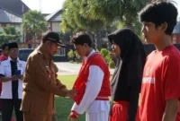 Bupati Sumenep Achmad Fauzi Wongsojudo saat melepas keberangkatan atlet untuk ikuti Porprov Jatim 2023 (salamnews.id/istimewa)