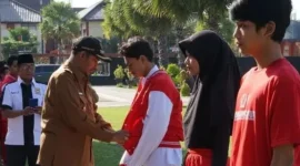 Bupati Sumenep Achmad Fauzi Wongsojudo saat melepas keberangkatan atlet untuk ikuti Porprov Jatim 2023 (salamnews.id/istimewa)