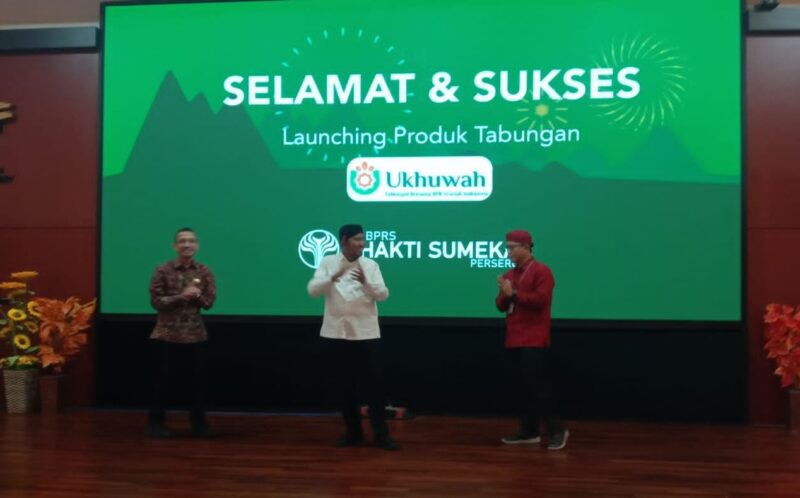 Bupati Sumenep Achmad Fauzi Wongsojudo (tengah) turut hadir dalam launching tabungan ukhuwah BPRS Bhakti Sumekar (salamnews.id/istimewa)