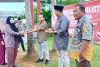 DPC PWRI Sumenep saat memberikan voucher takjil gratis kepada masyarakat (salamnews.id/istimewa)