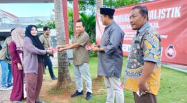 DPC PWRI Sumenep saat memberikan voucher takjil gratis kepada masyarakat (salamnews.id/istimewa)