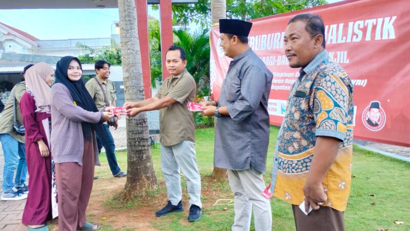 DPC PWRI Sumenep saat memberikan voucher takjil gratis kepada masyarakat (salamnews.id/istimewa)