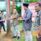 DPC PWRI Sumenep saat memberikan voucher takjil gratis kepada masyarakat (salamnews.id/istimewa)