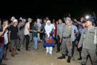 Wakil Bupati Sumenep Ny Hj Dewi Khalifah saat membuka Festival Layangan LED di Pantai Lombang (salamnews.id/istimewa)