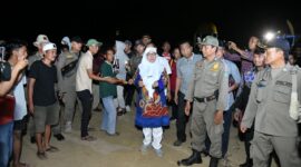 Wakil Bupati Sumenep Ny Hj Dewi Khalifah saat membuka Festival Layangan LED di Pantai Lombang (salamnews.id/istimewa)