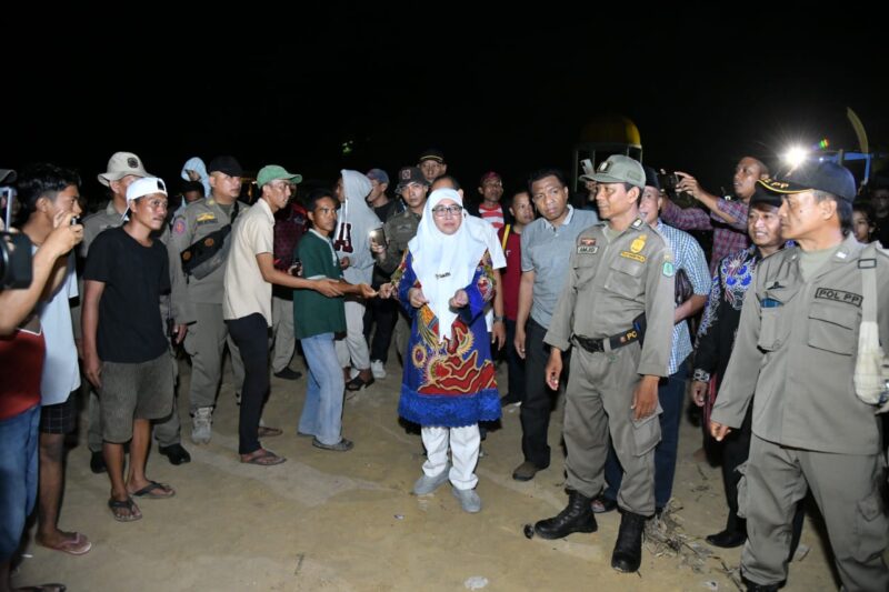 Wakil Bupati Sumenep Ny Hj Dewi Khalifah saat membuka Festival Layangan LED di Pantai Lombang (salamnews.id/istimewa)