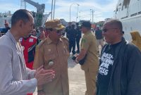 Mocamad Djumari (kiri) Kepala UPP Kelas III Sapeken, Sumenep bersama Forkopimka Sapeken saat pelepasan arus balik gratis di Pelabuhan Sapeken, Sumenep, Selasa, 16 April 2024 (salamnews.id/istimewa)