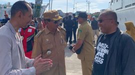 Mocamad Djumari (kiri) Kepala UPP Kelas III Sapeken, Sumenep bersama Forkopimka Sapeken saat pelepasan arus balik gratis di Pelabuhan Sapeken, Sumenep, Selasa, 16 April 2024 (salamnews.id/istimewa)