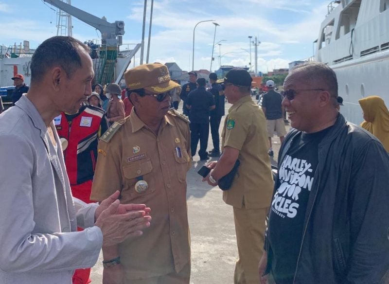 Mocamad Djumari (kiri) Kepala UPP Kelas III Sapeken, Sumenep bersama Forkopimka Sapeken saat pelepasan arus balik gratis di Pelabuhan Sapeken, Sumenep, Selasa, 16 April 2024 (salamnews.id/istimewa)