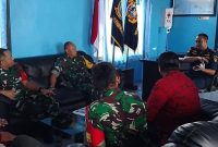 Kepala Kantor UPP Kelas III Sapeken, Herman Eko Yulianto dan Forkopimcam setempat saat menyambut kunjungan Tim Wasev (salamnews.id/istimewa) 