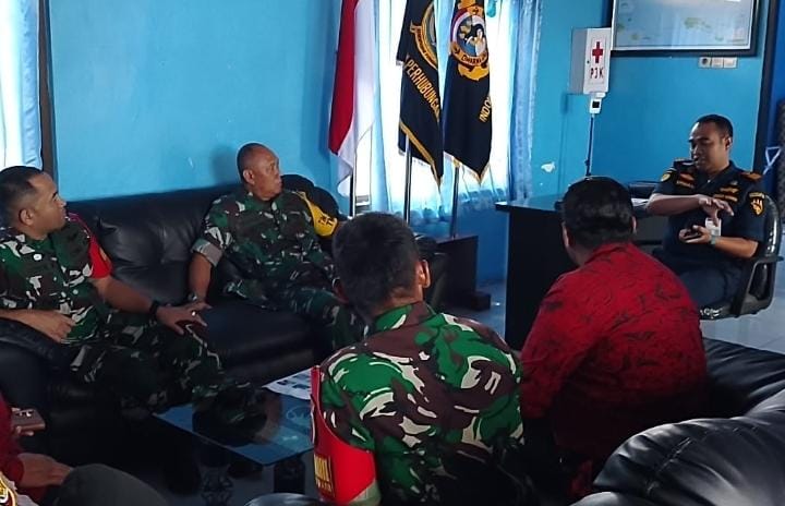 Kepala Kantor UPP Kelas III Sapeken, Herman Eko Yulianto dan Forkopimcam setempat saat menyambut kunjungan Tim Wasev (salamnews.id/istimewa) 