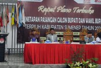 Ketua KPU Sumenep, Nurussyamsi (di podium) saat menyampaikan sambutan dalam rapat pleno terbuka penetapan pasangan calon bupati dan wakil bupati tahun 2024. (salamnews.id/istimewa)