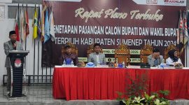 Ketua KPU Sumenep, Nurussyamsi (di podium) saat menyampaikan sambutan dalam rapat pleno terbuka penetapan pasangan calon bupati dan wakil bupati tahun 2024. (salamnews.id/istimewa)
