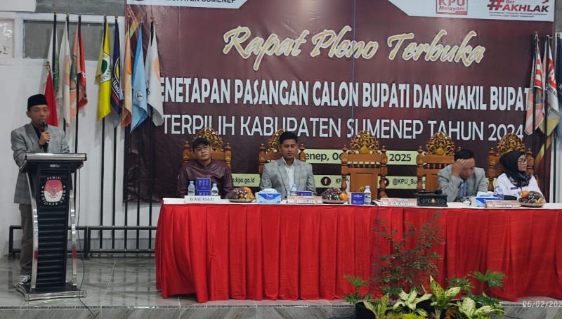 Ketua KPU Sumenep, Nurussyamsi (di podium) saat menyampaikan sambutan dalam rapat pleno terbuka penetapan pasangan calon bupati dan wakil bupati tahun 2024. (salamnews.id/istimewa)