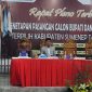 Ketua KPU Sumenep, Nurussyamsi (di podium) saat menyampaikan sambutan dalam rapat pleno terbuka penetapan pasangan calon bupati dan wakil bupati tahun 2024. (salamnews.id/istimewa)