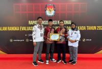 Ketua KPU Sumenep, Nurussyamsi Bersama Dua Komisioner Lainnya Serta Sekretaris KPU Sumenep Saat Menerima Penghargaan Terbaik Nasional Dari KPU RI. (salamnews.id/istimewa)