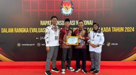 Ketua KPU Sumenep, Nurussyamsi Bersama Dua Komisioner Lainnya Serta Sekretaris KPU Sumenep Saat Menerima Penghargaan Terbaik Nasional Dari KPU RI. (salamnews.id/istimewa)
