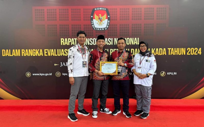 Ketua KPU Sumenep, Nurussyamsi Bersama Dua Komisioner Lainnya Serta Sekretaris KPU Sumenep Saat Menerima Penghargaan Terbaik Nasional Dari KPU RI. (salamnews.id/istimewa)