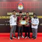 Ketua KPU Sumenep, Nurussyamsi Bersama Dua Komisioner Lainnya Serta Sekretaris KPU Sumenep Saat Menerima Penghargaan Terbaik Nasional Dari KPU RI. (salamnews.id/istimewa)