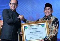 FOTO: K.H. Imama Hasyim Wakil Bupati Sumenep Mewakili Bupati Sumenep, Menerima penghargaan (kanan), Salam News