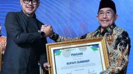 FOTO: K.H. Imama Hasyim Wakil Bupati Sumenep Mewakili Bupati Sumenep, Menerima penghargaan (kanan), Salam News