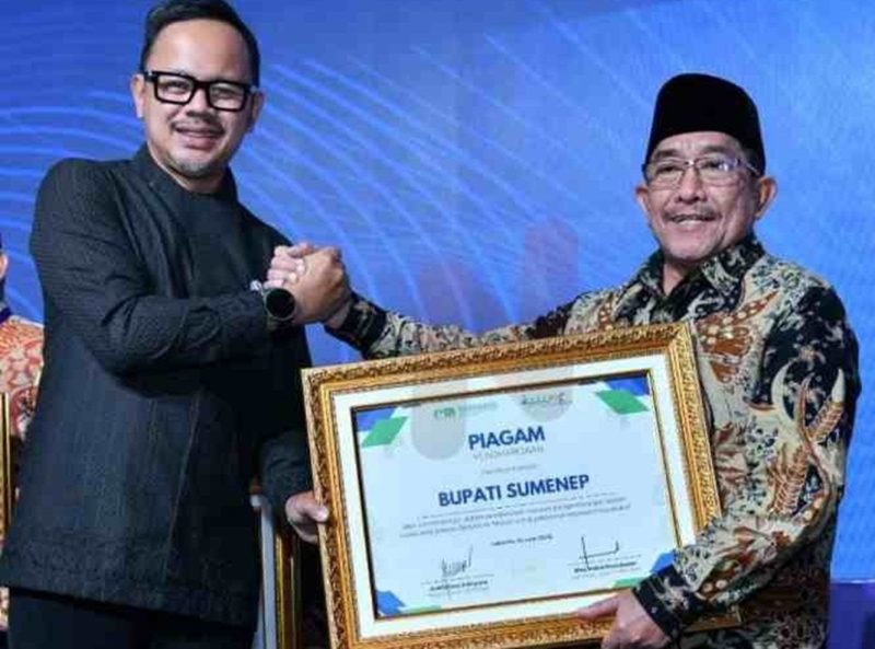 FOTO: K.H. Imama Hasyim Wakil Bupati Sumenep Mewakili Bupati Sumenep, Menerima penghargaan (kanan), Salam News