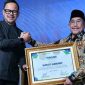 FOTO: K.H. Imama Hasyim Wakil Bupati Sumenep Mewakili Bupati Sumenep, Menerima penghargaan (kanan), Salam News