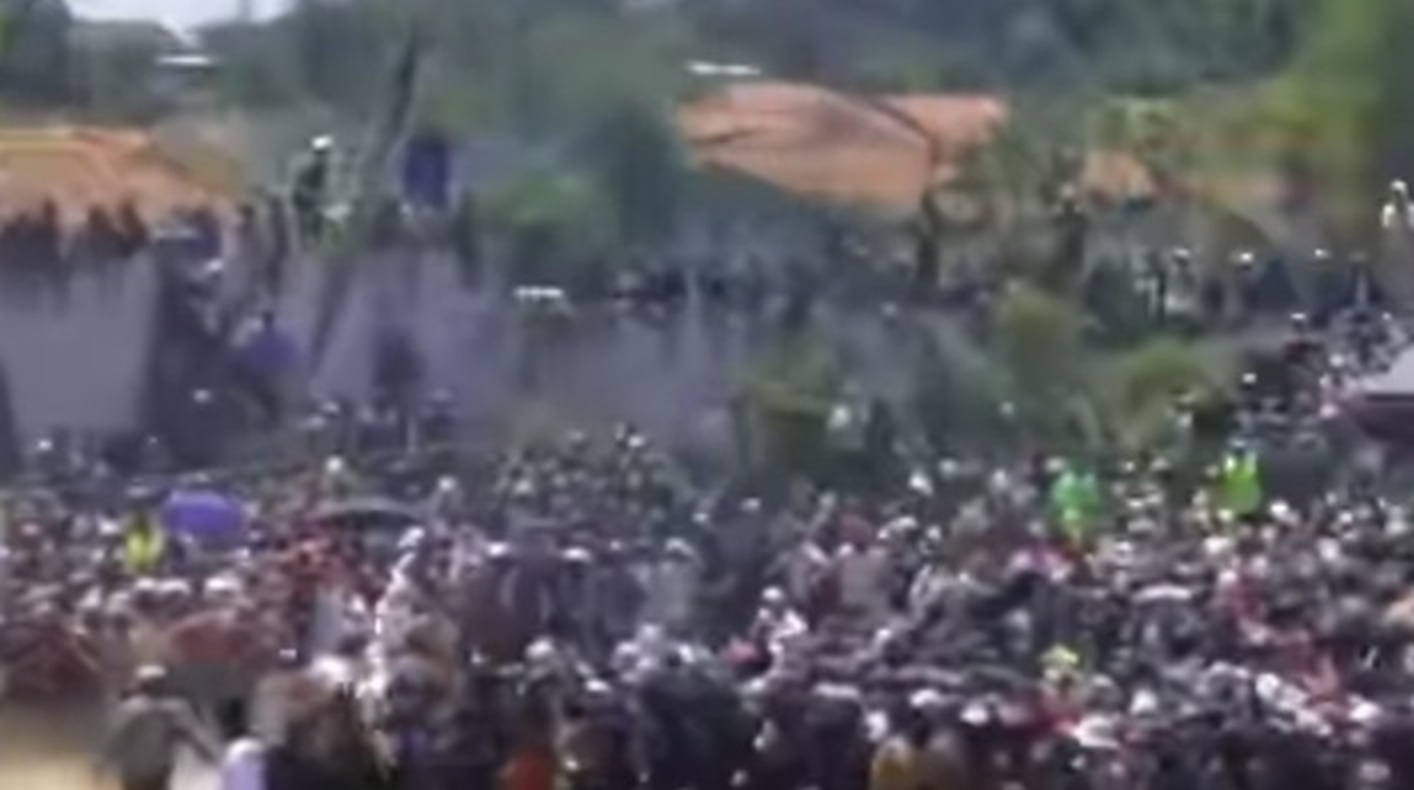 Karapan Sapi Sumenep: Bola Api Neraka hingga Kereta Malam Melaju ke ...