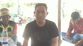 Anggota DPRD Sumenep yang merakyat, Hairul Anwar, Lagi Berdiskusi Dengan Masyarakat 