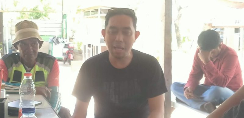 Anggota DPRD Sumenep yang merakyat, Hairul Anwar, Lagi Berdiskusi Dengan Masyarakat 