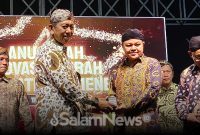 Hizbul Wathan, S.H., M.H., saat menerima penghargaan dari Drs. Syahwan Efendi sebagai juara II kategori Inovasi Tata Kelola Pemerintahan Daerah pada Malam Anugerah Inovasi Daerah 2025. (Foto: Wardi Salam News)