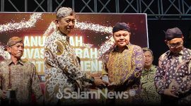 Hizbul Wathan, S.H., M.H., saat menerima penghargaan dari Drs. Syahwan Efendi sebagai juara II kategori Inovasi Tata Kelola Pemerintahan Daerah pada Malam Anugerah Inovasi Daerah 2025. (Foto: Wardi Salam News)