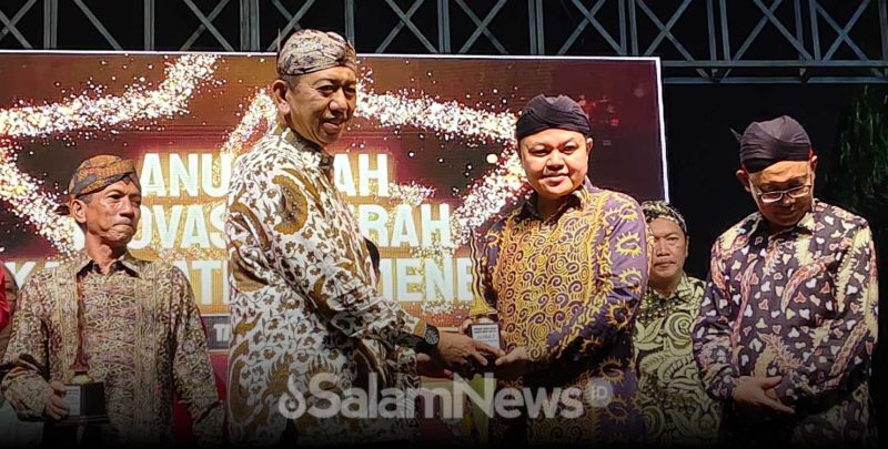 Hizbul Wathan, S.H., M.H., saat menerima penghargaan dari Drs. Syahwan Efendi sebagai juara II kategori Inovasi Tata Kelola Pemerintahan Daerah pada Malam Anugerah Inovasi Daerah 2025. (Foto: Wardi Salam News)