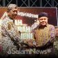 Hizbul Wathan, S.H., M.H., saat menerima penghargaan dari Drs. Syahwan Efendi sebagai juara II kategori Inovasi Tata Kelola Pemerintahan Daerah pada Malam Anugerah Inovasi Daerah 2025. (Foto: Wardi Salam News)