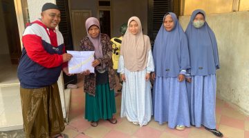 PWRI Sumenep Hibahkan Mukena sebagai Apresiasi pada Guru Ngaji dalam Semangat Hari Guru Nasional 2025