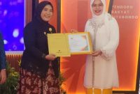 Pengabdian Tanpa Henti, Bella Dwi Indah Sari Terima Penghargaan Gender Champion Situbondo