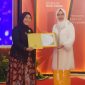 Pengabdian Tanpa Henti, Bella Dwi Indah Sari Terima Penghargaan Gender Champion Situbondo