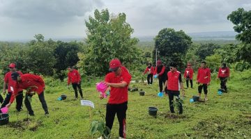 PDI Perjuangan Sumenep Perkuat Komitmen Lingkungan dengan Aksi Penanaman Pohon di TPA Torbang