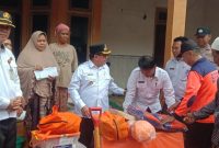 Wabup Sumenep Turun Langsung Salurkan Bantuan Korban Angin Kencang di Dua Desa
