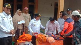 Wabup Sumenep Turun Langsung Salurkan Bantuan Korban Angin Kencang di Dua Desa