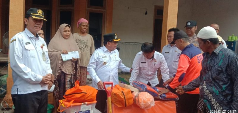 Wabup Sumenep Turun Langsung Salurkan Bantuan Korban Angin Kencang di Dua Desa