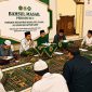 Gambar Ilustrasi kegiatan  musyawarah dengan mengkaji karya para ulama' 