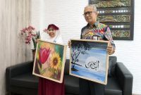 Direktur BPRS Bhakti Sumekar Hairil Fajar bersama Syifa