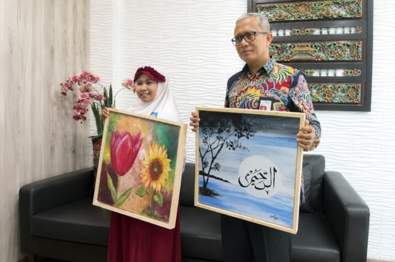Direktur BPRS Bhakti Sumekar Hairil Fajar bersama Syifa