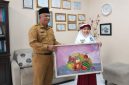 Kadisdik Sumenep M Iksan menunjukkan karya Syifa